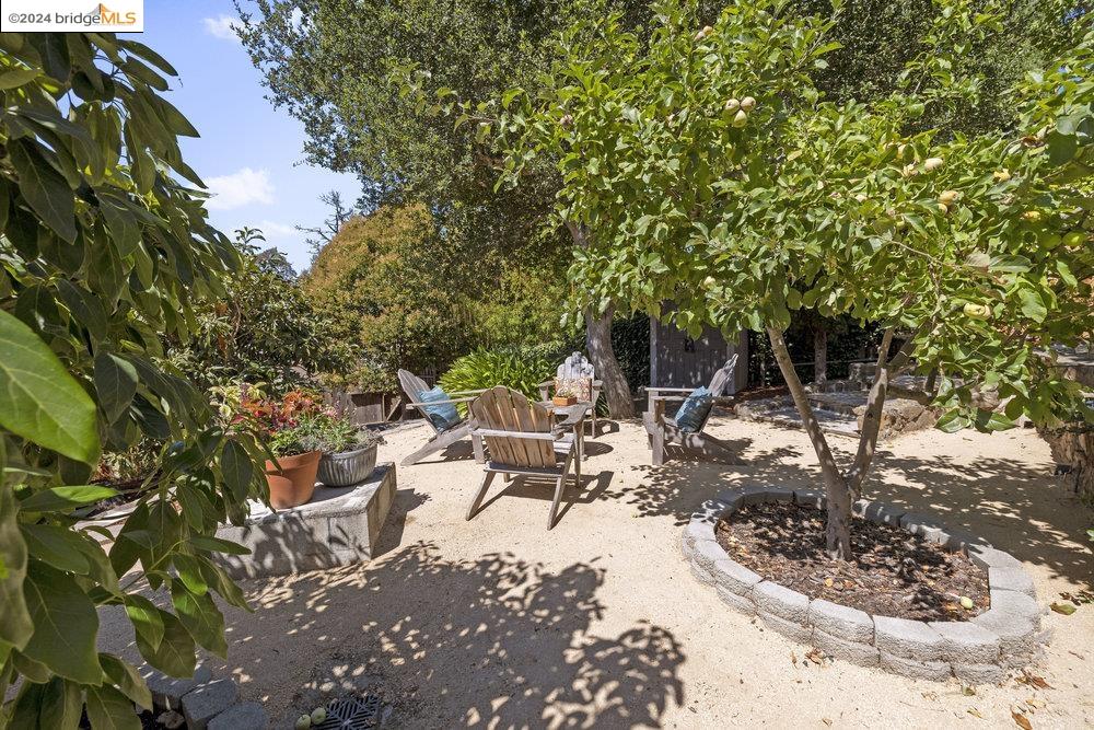 2621 La Cuesta Ave