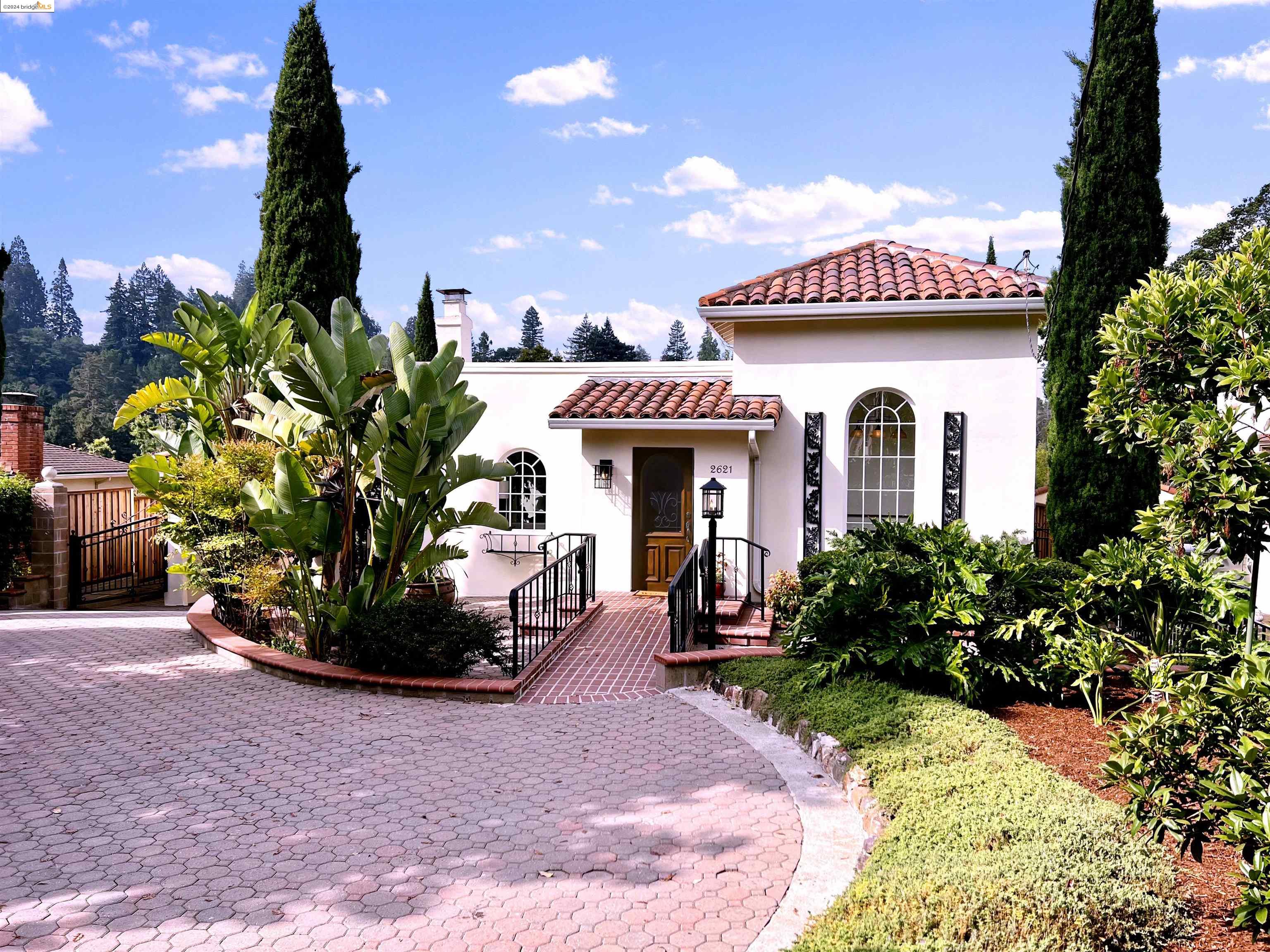 2621 La Cuesta Ave