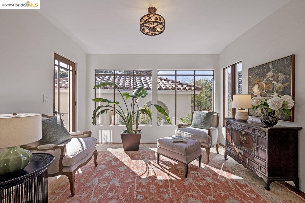 2621 La Cuesta Ave