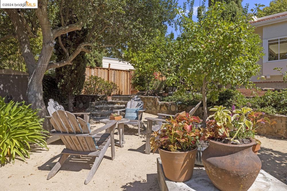 2621 La Cuesta Ave