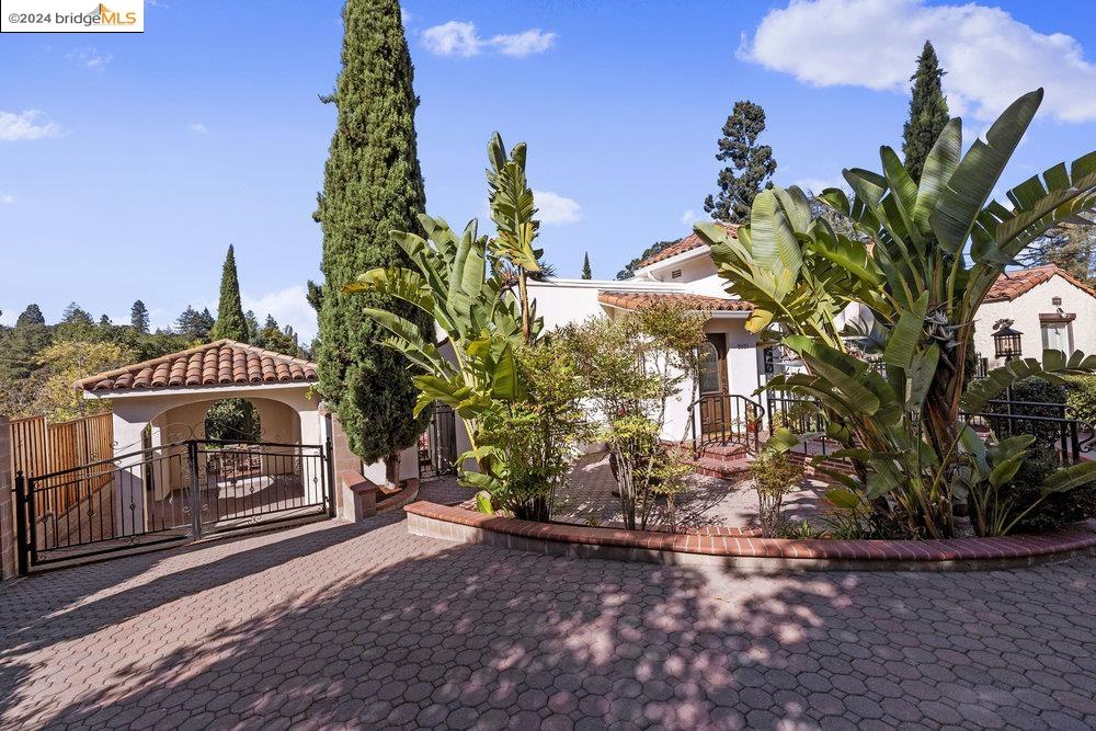 2621 La Cuesta Ave