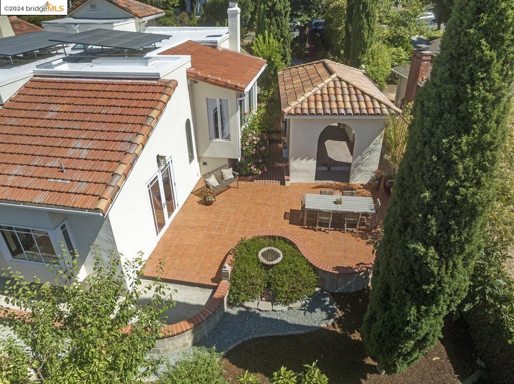 2621 La Cuesta Ave