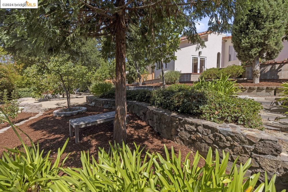 2621 La Cuesta Ave