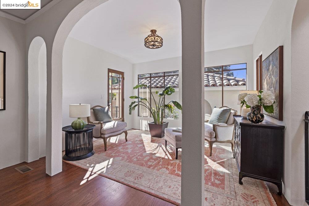 2621 La Cuesta Ave