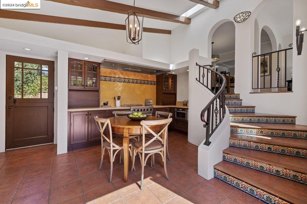 2621 La Cuesta Ave