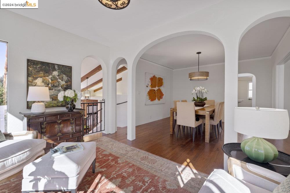 2621 La Cuesta Ave