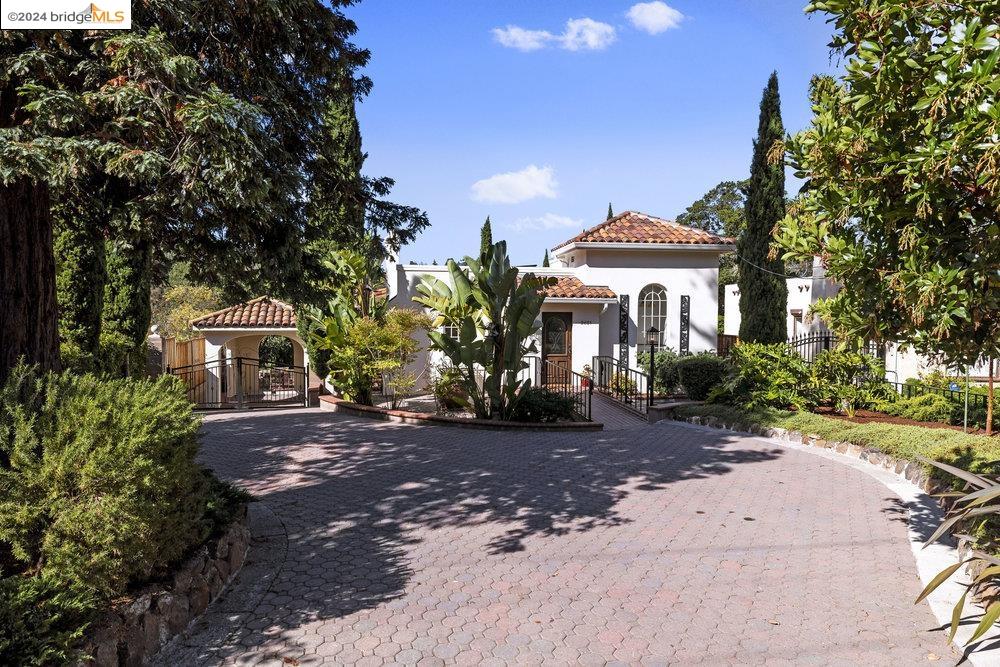 2621 La Cuesta Ave