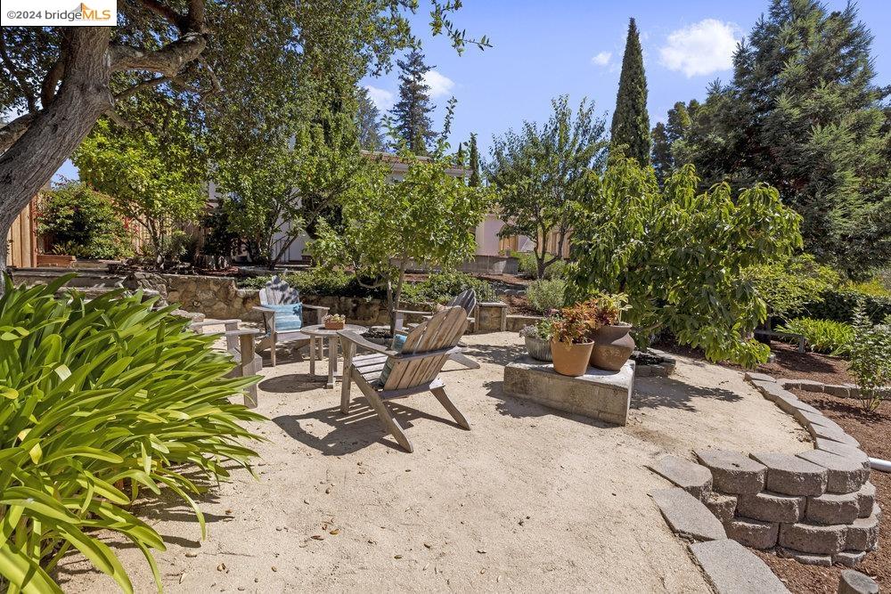 2621 La Cuesta Ave