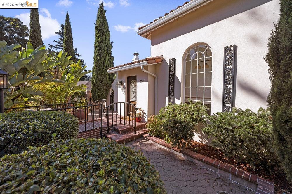 2621 La Cuesta Ave