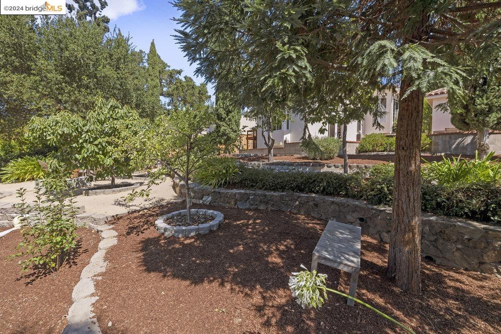 2621 La Cuesta Ave