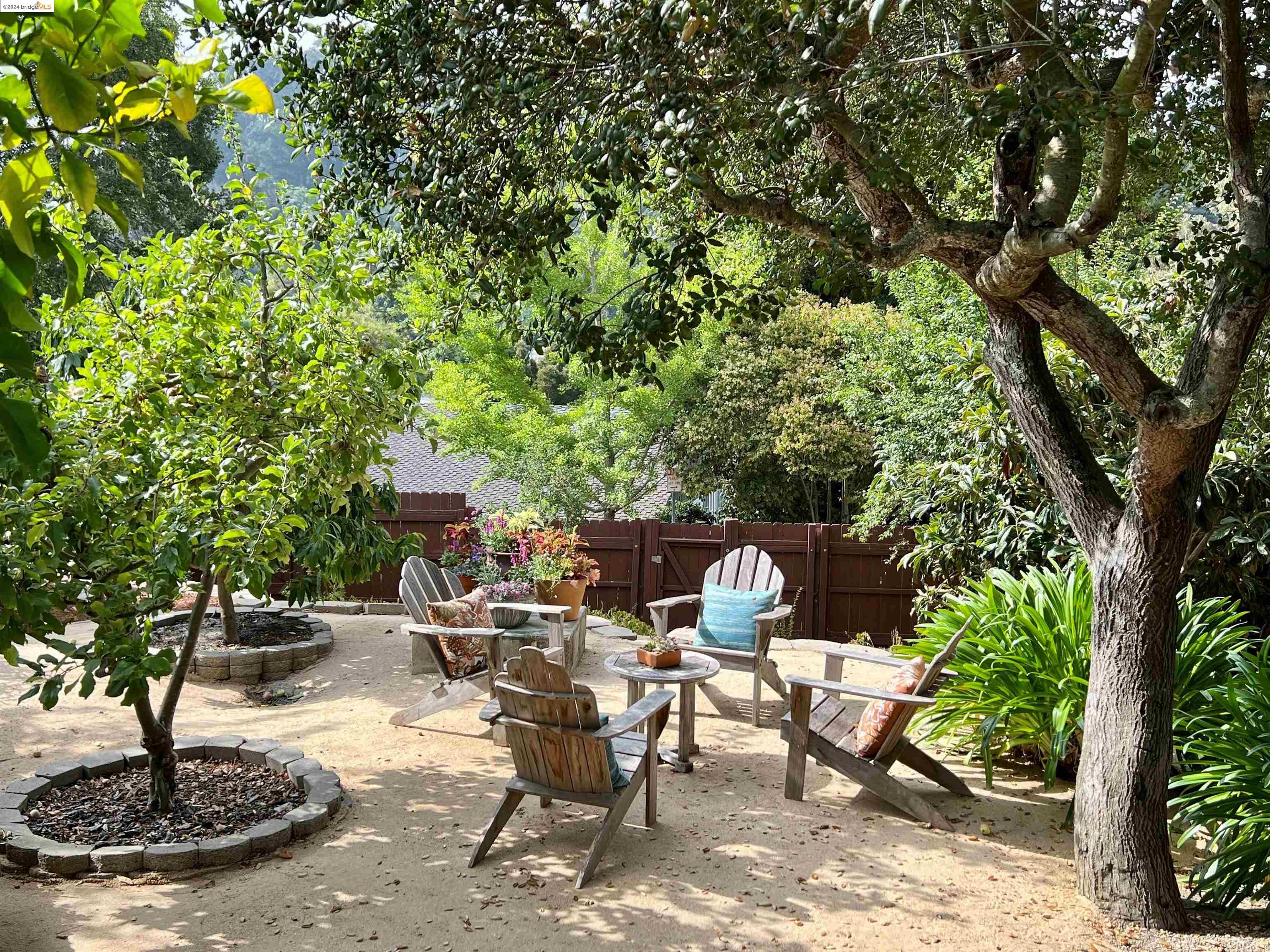 2621 La Cuesta Ave
