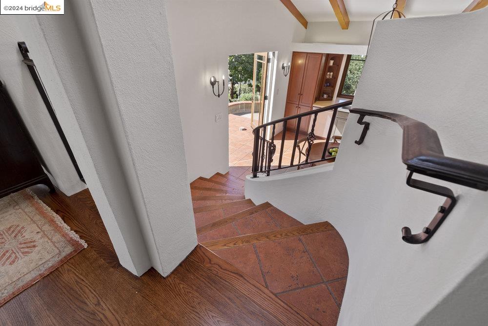 2621 La Cuesta Ave