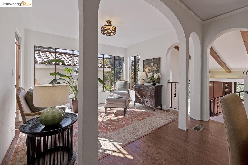2621 La Cuesta Ave