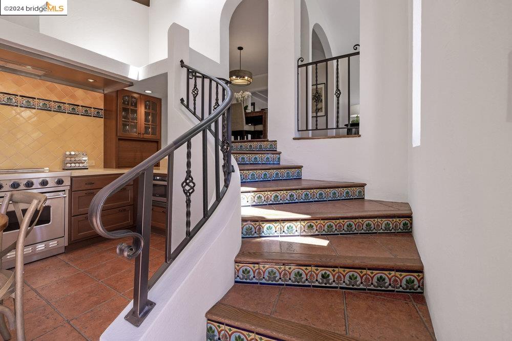 2621 La Cuesta Ave