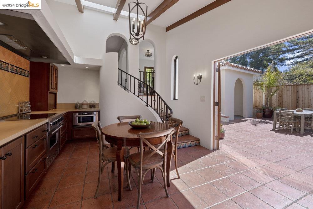 2621 La Cuesta Ave