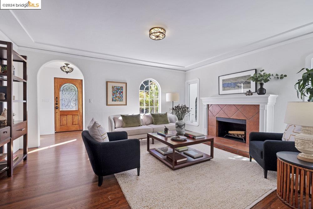 2621 La Cuesta Ave