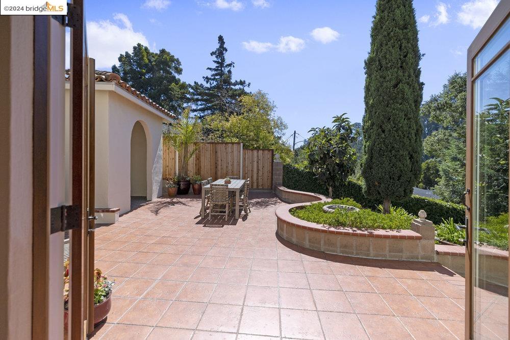 2621 La Cuesta Ave