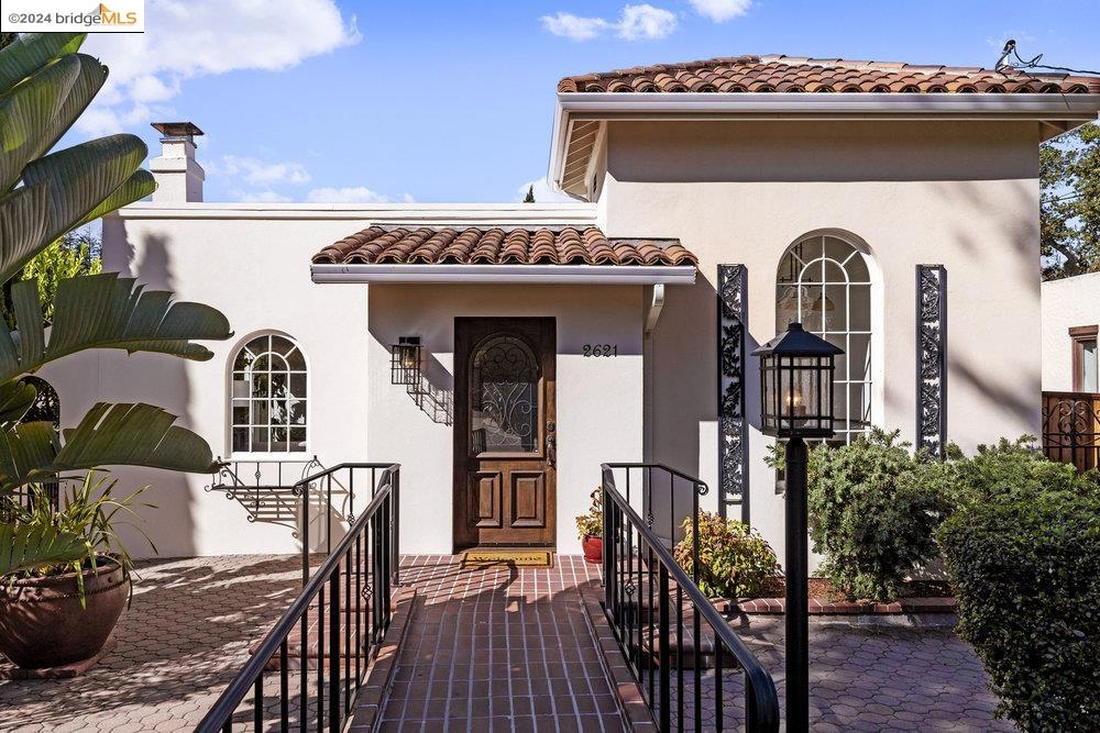 2621 La Cuesta Ave