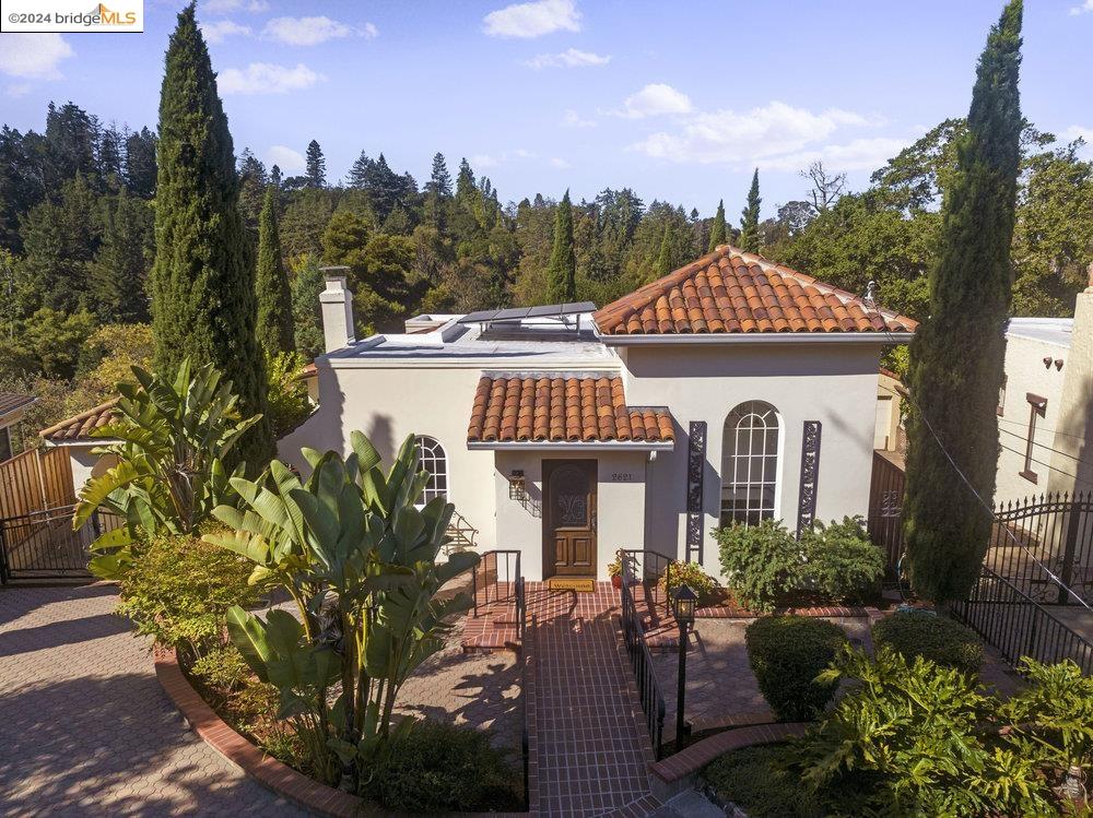 2621 La Cuesta Ave