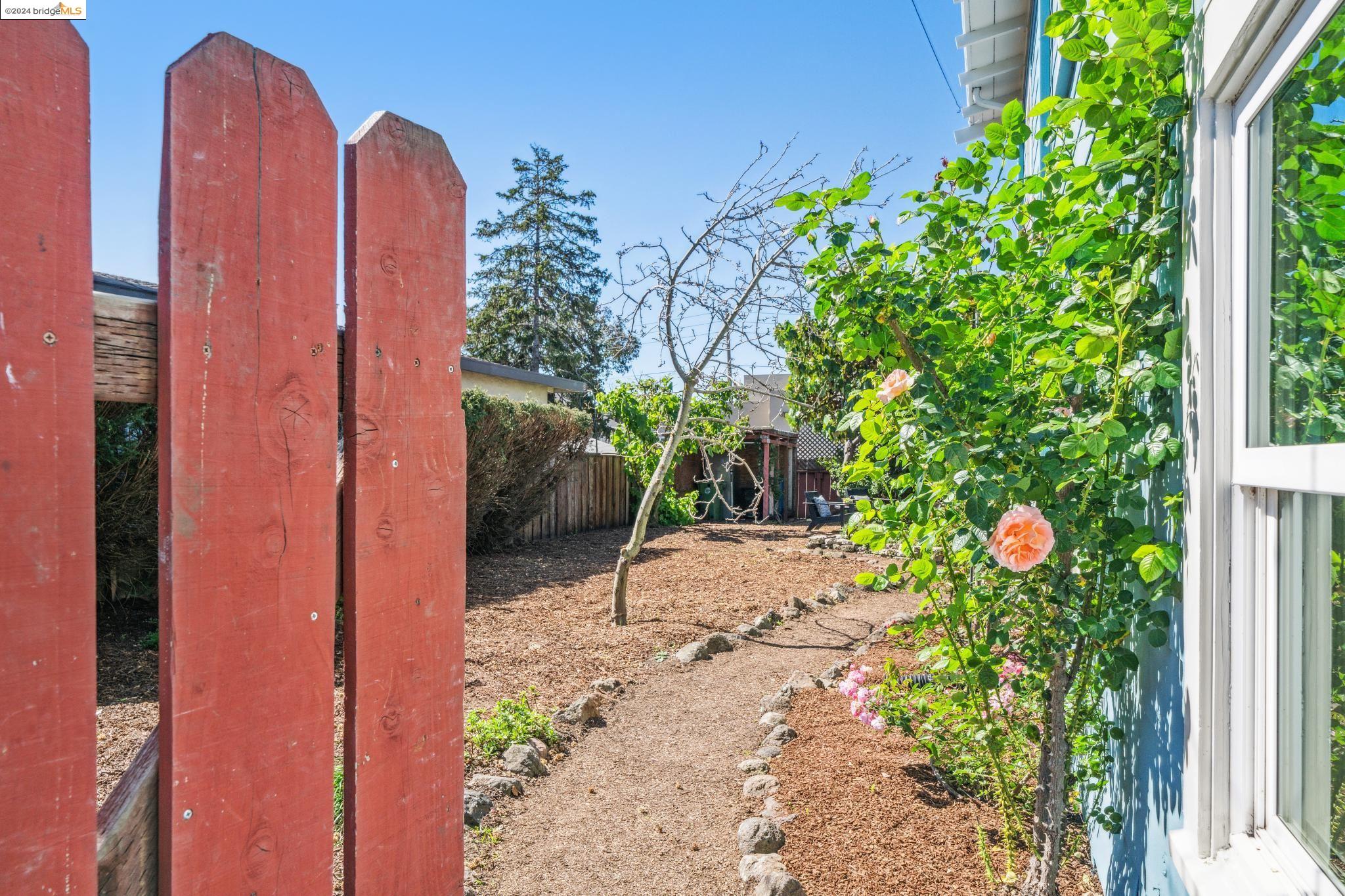 433 Everett St