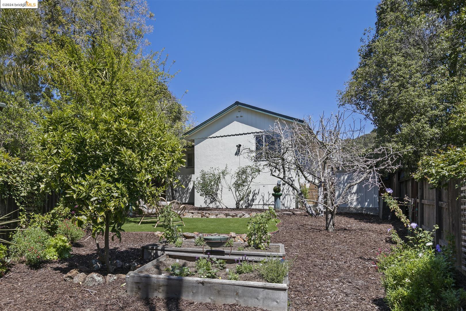 4546 Toyon