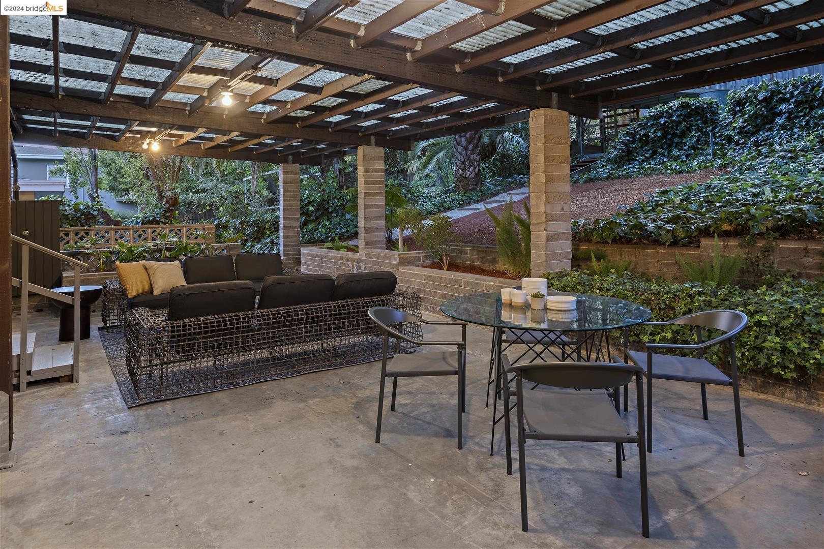 6070 Rockridge Blvd