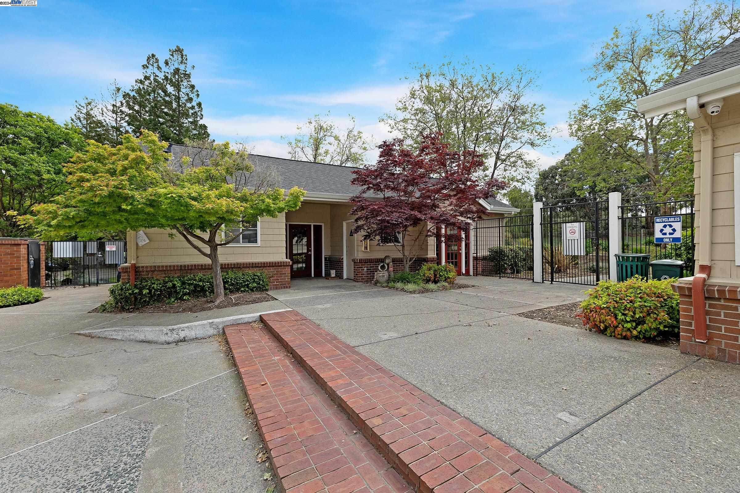 275 Pebblecreek Ct