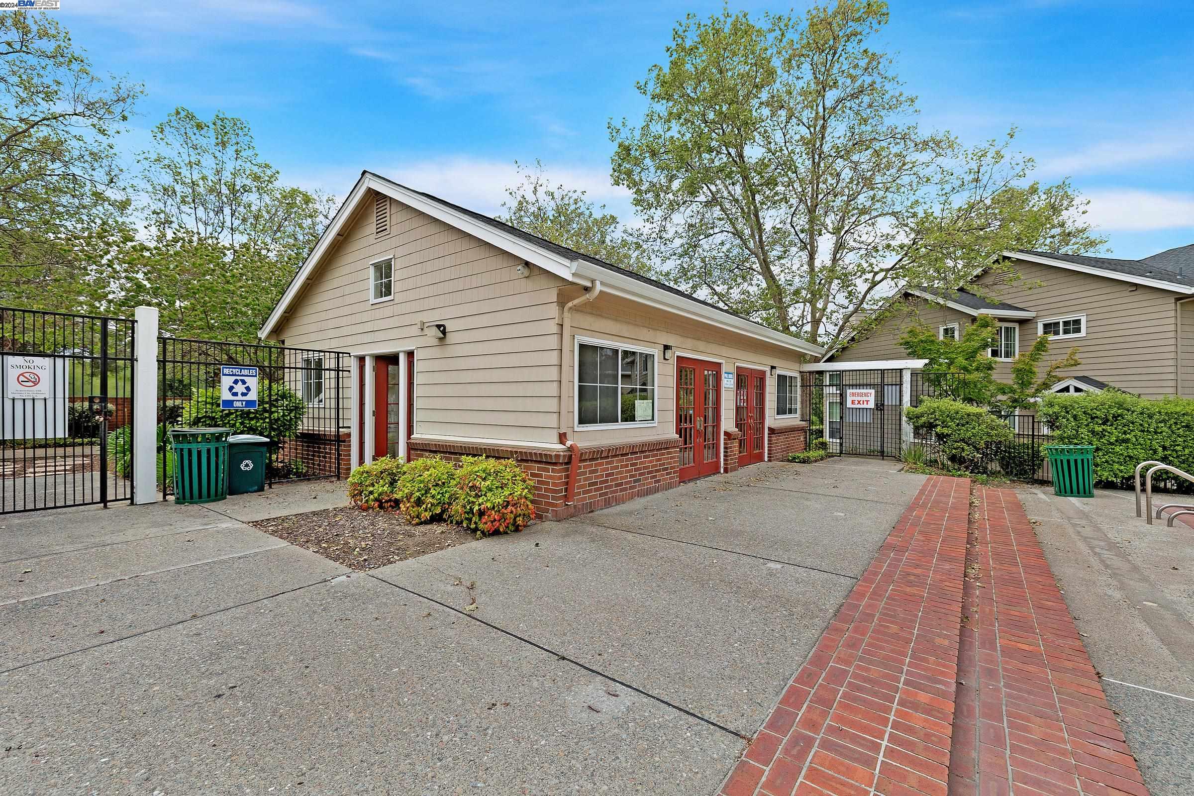 275 Pebblecreek Ct