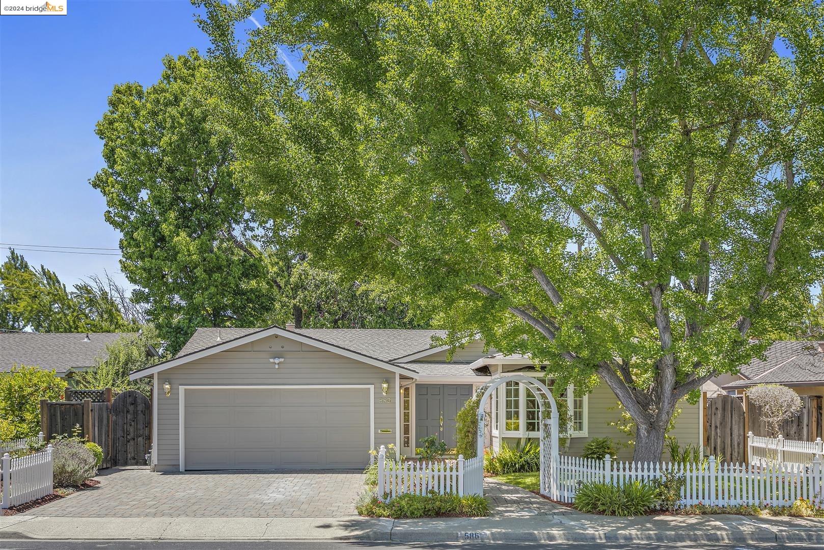 586 Leona Ln