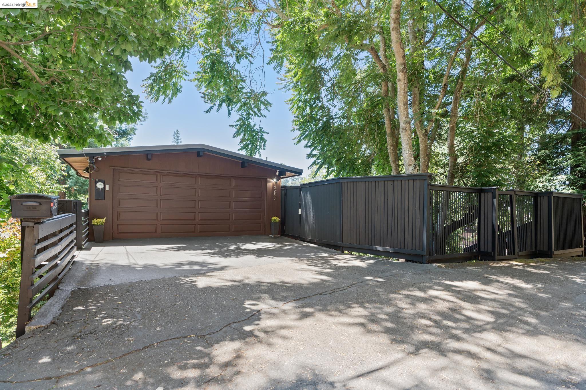 2255 Arrowhead Dr