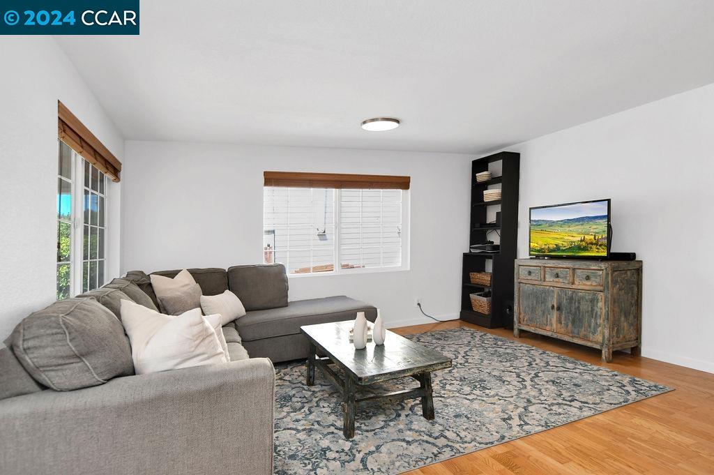 901 Bella Vista Avenue