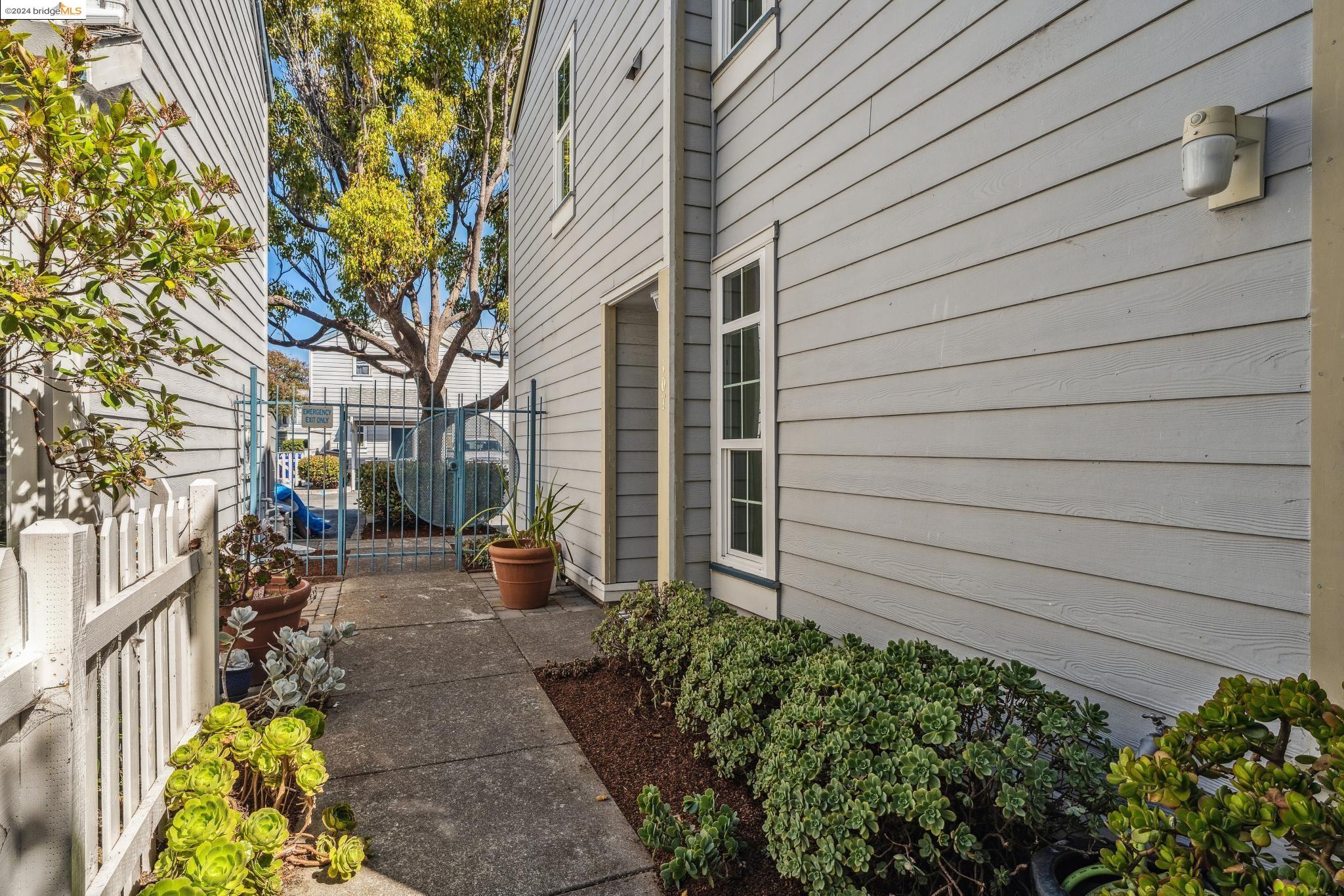 107 Commodore Dr