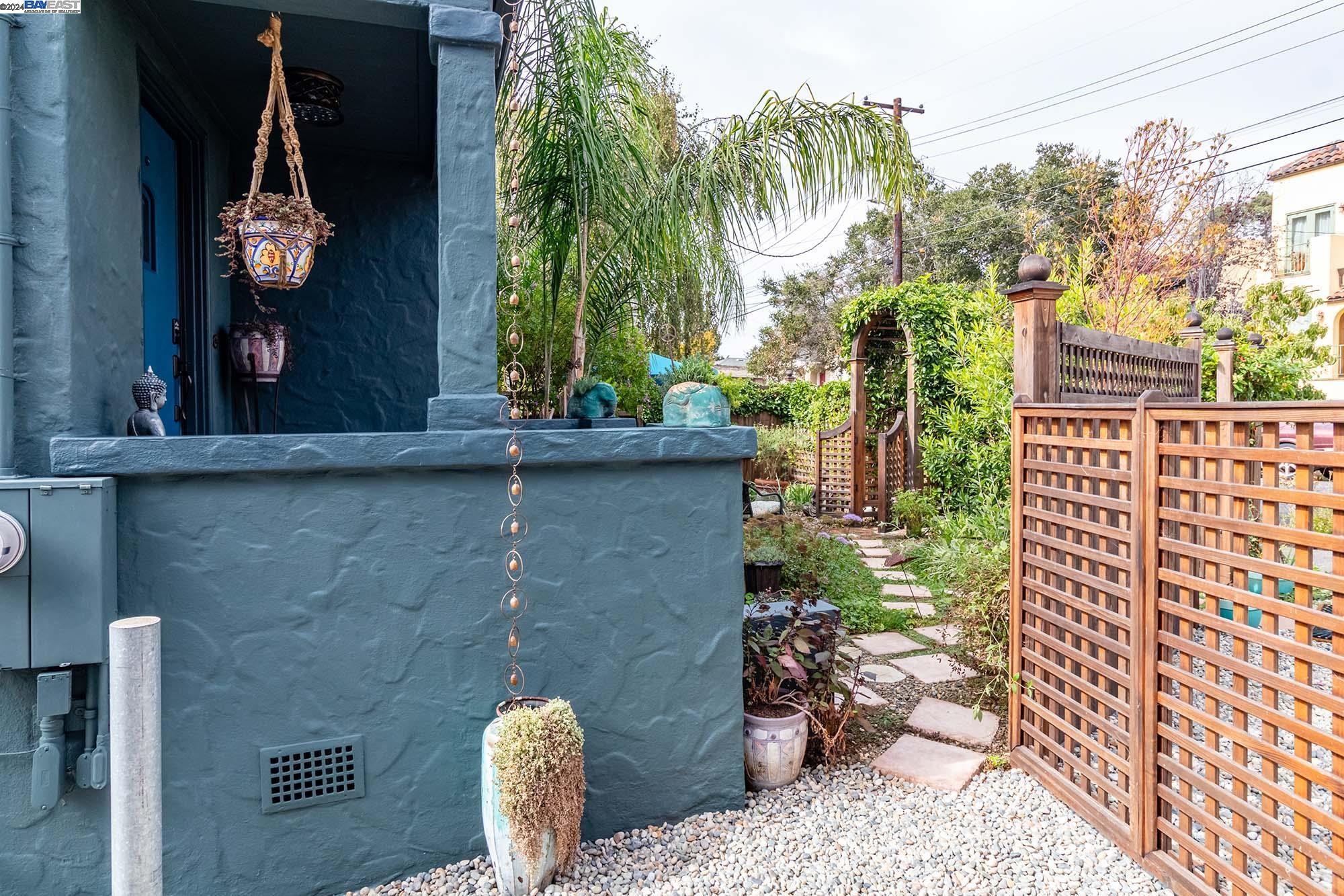 1652 Oak View Avenue