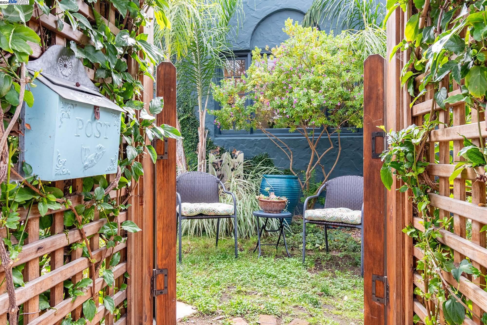 1652 Oak View Avenue