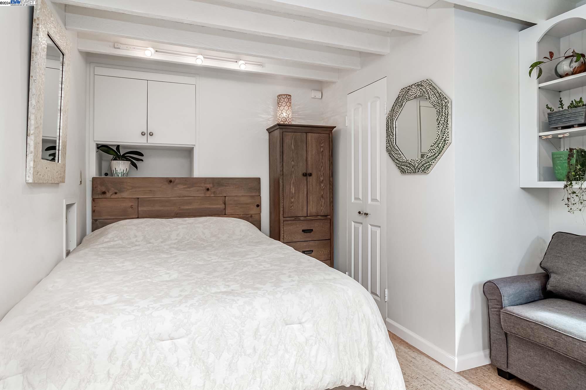 1652 Oak View Avenue