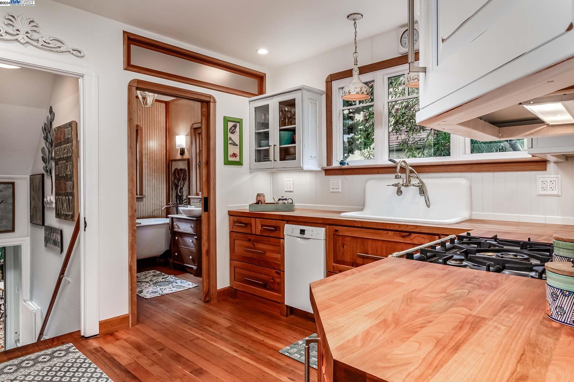 1652 Oak View Avenue