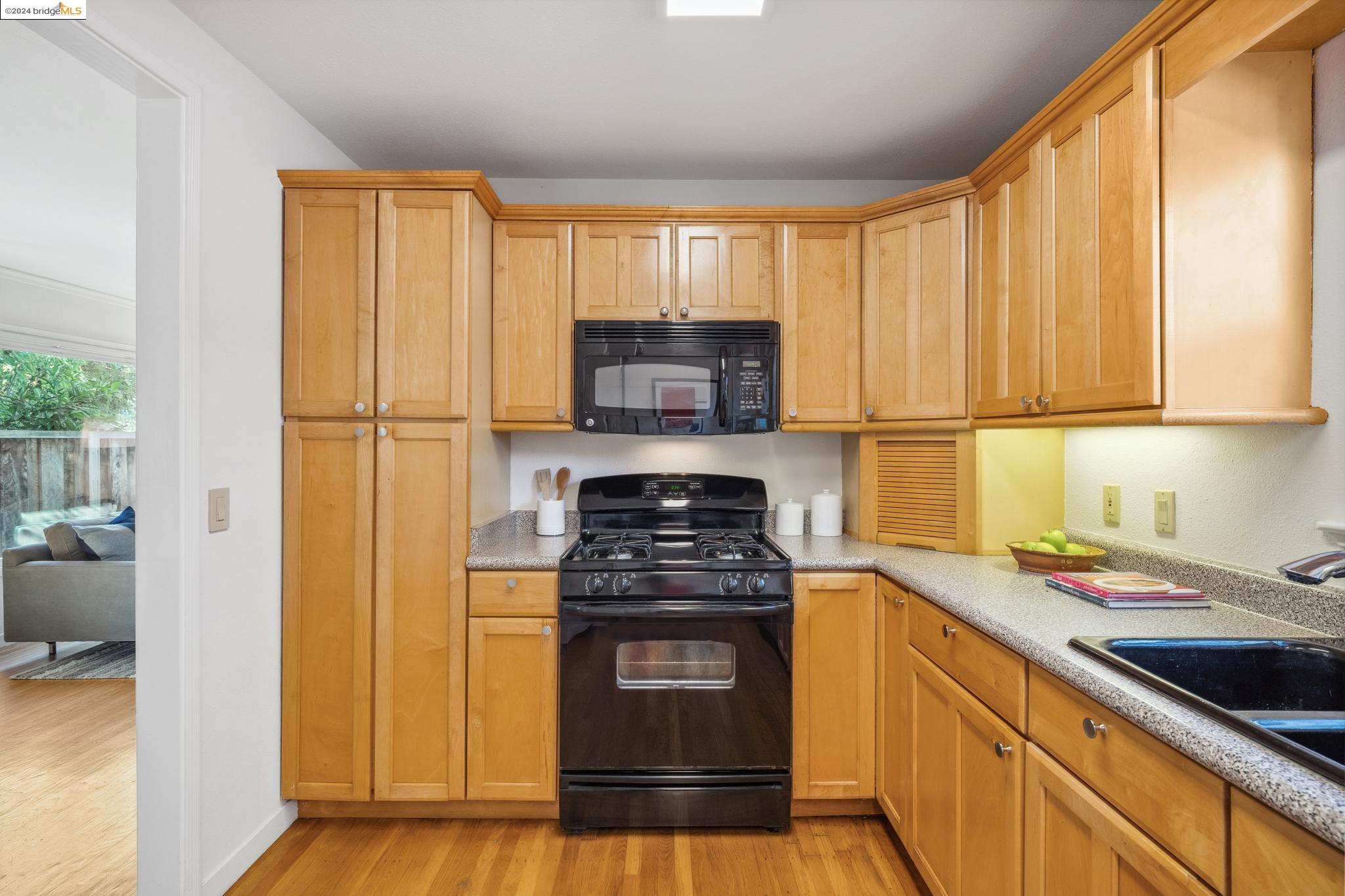 6102 Santa Cruz Ave