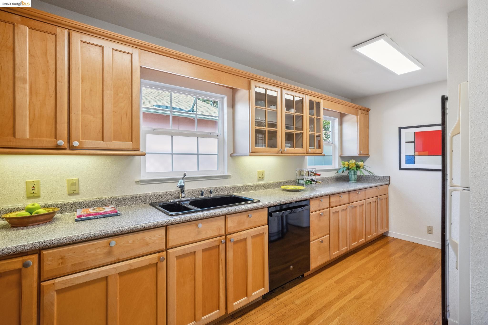 6102 Santa Cruz Ave