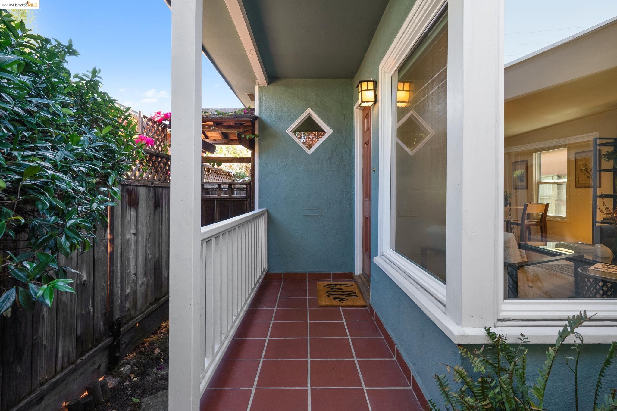 6102 Santa Cruz Ave