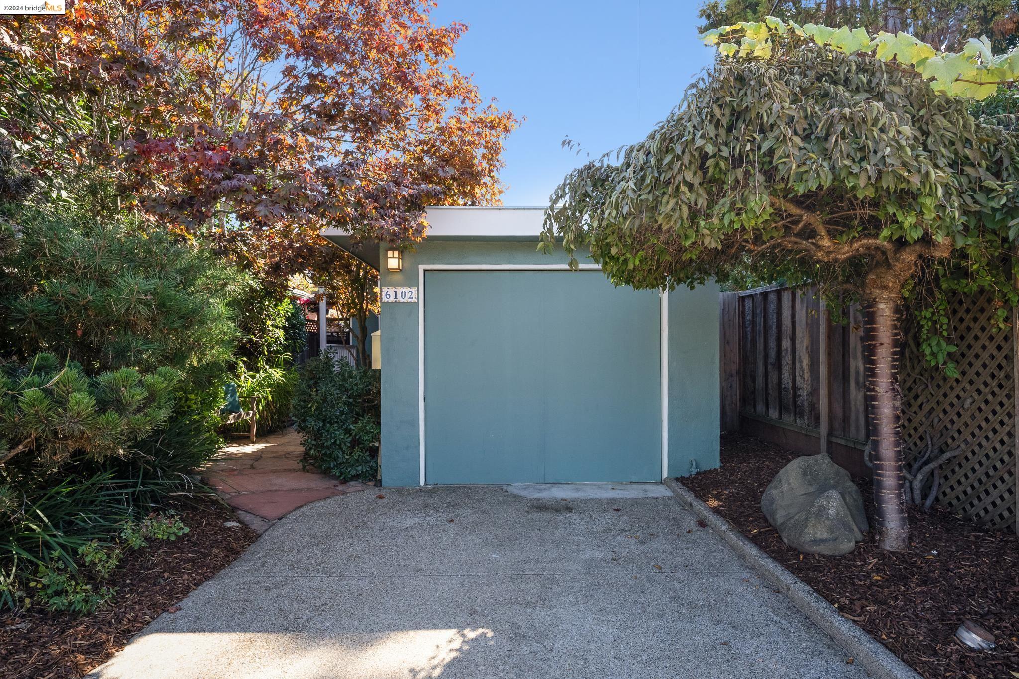 6102 Santa Cruz Ave