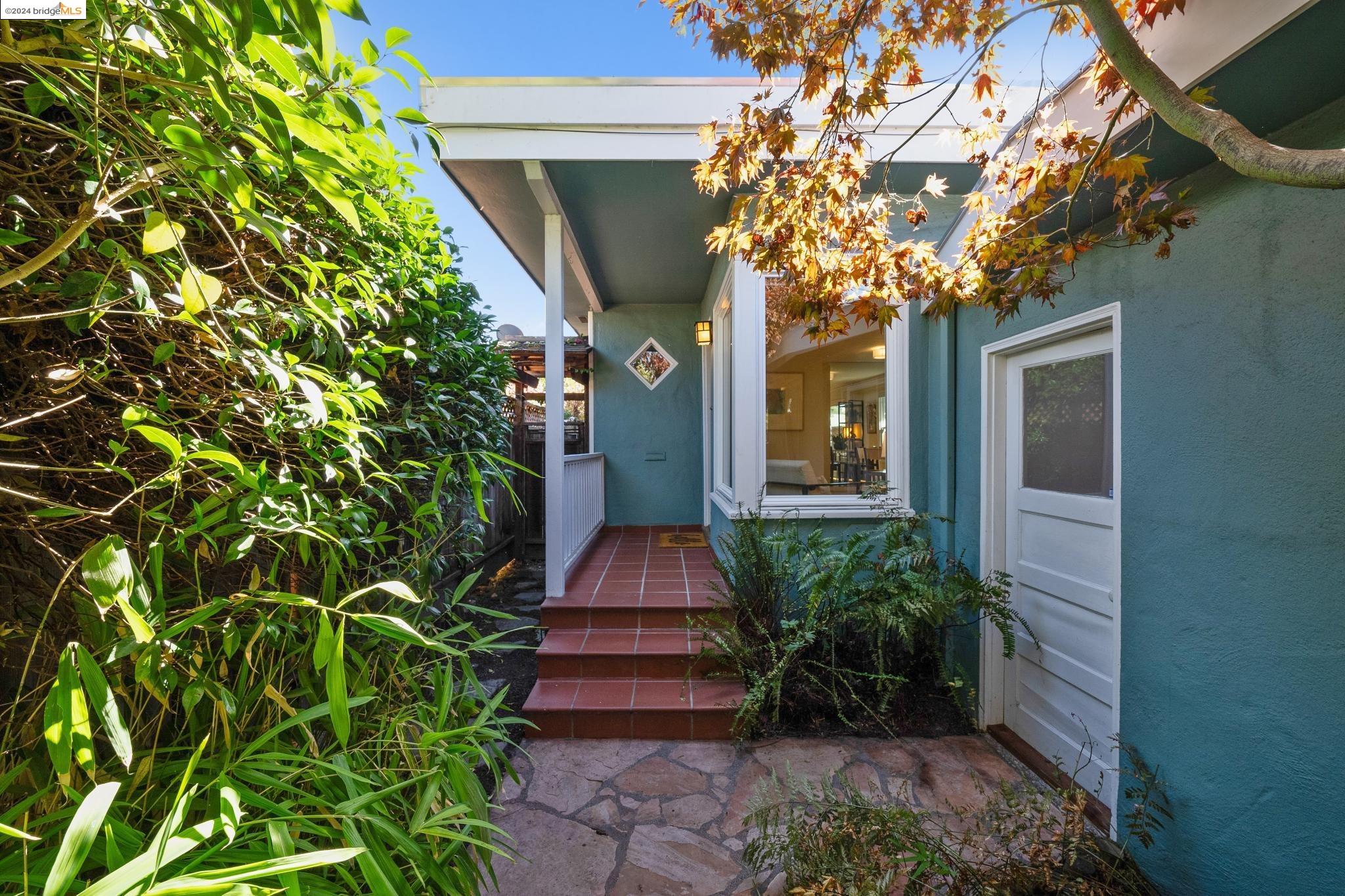 6102 Santa Cruz Ave