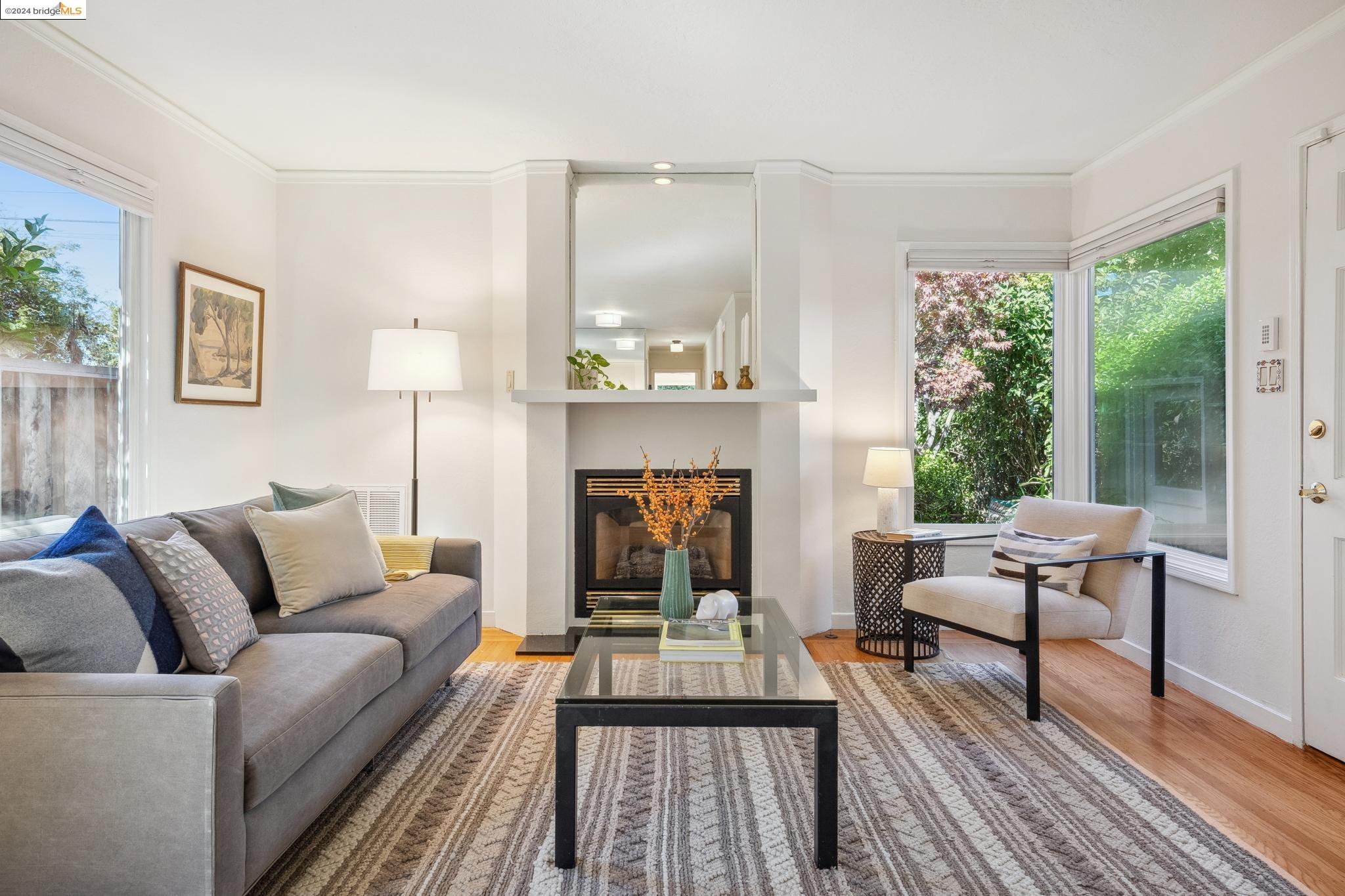 6102 Santa Cruz Ave