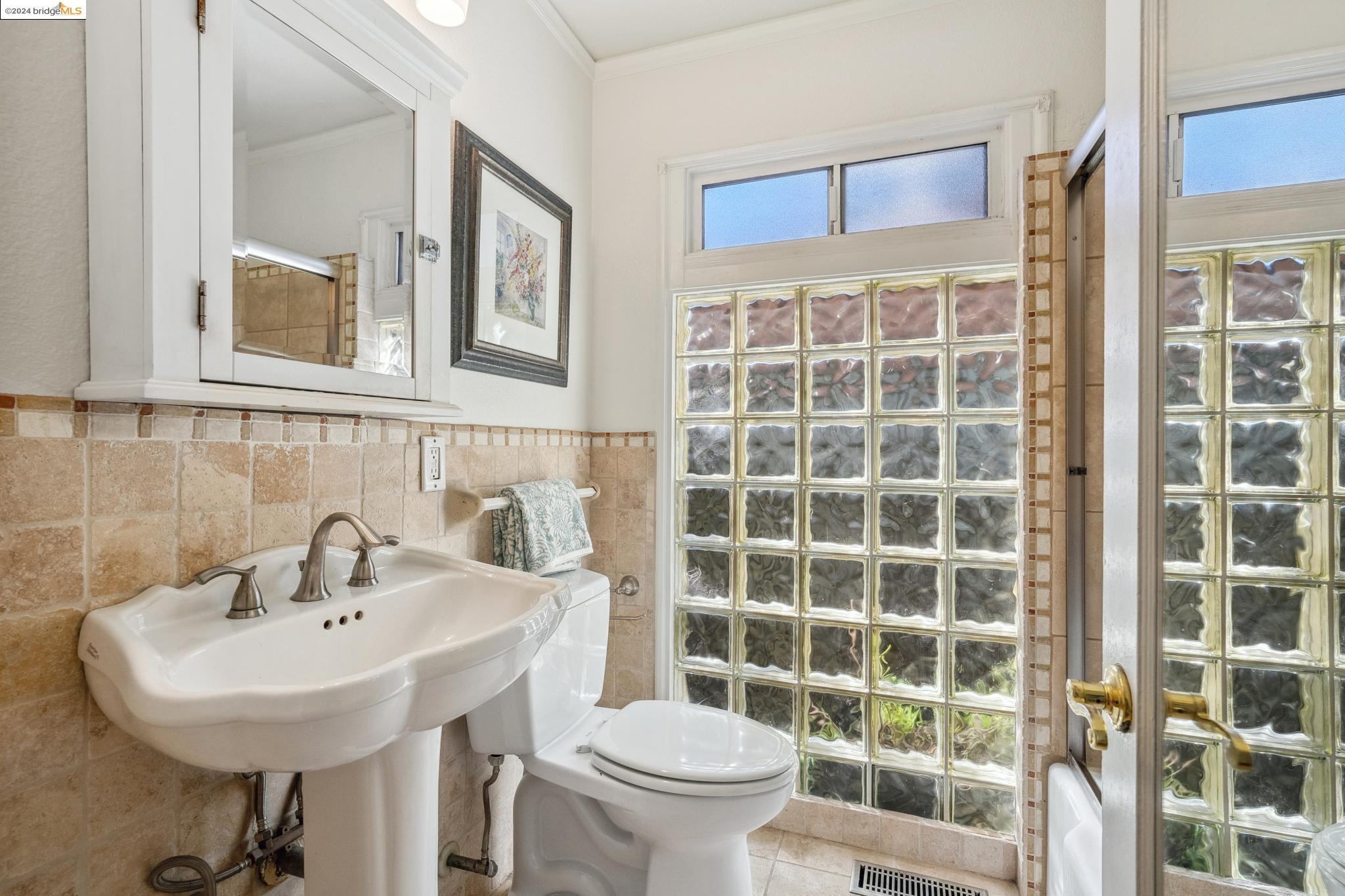 6102 Santa Cruz Ave