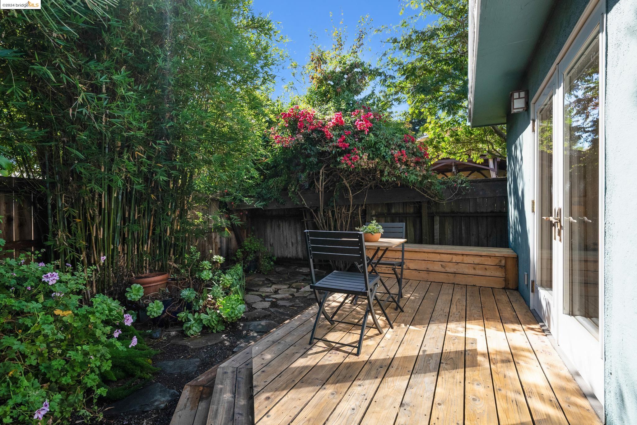 6102 Santa Cruz Ave