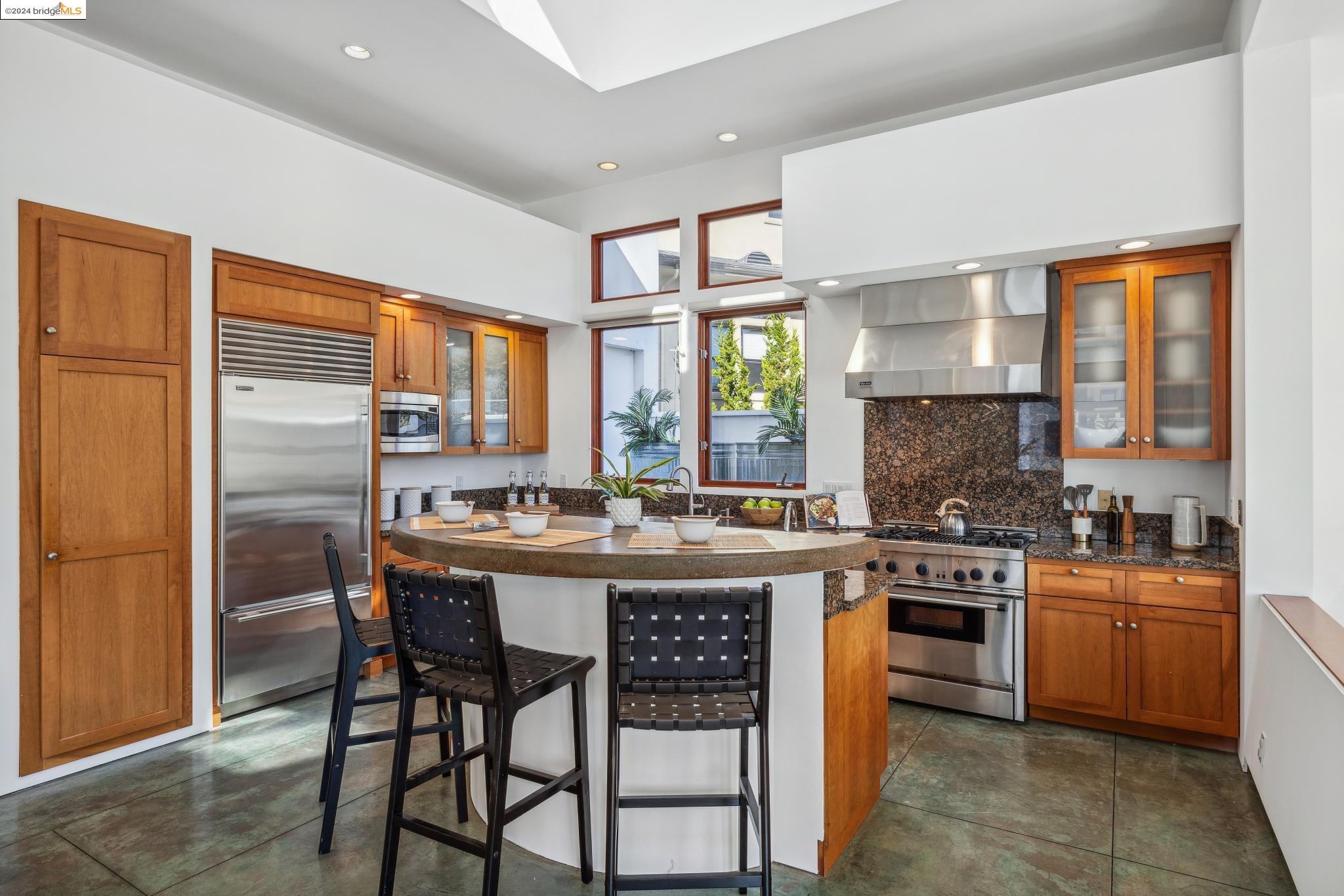 6938 Buckingham Blvd