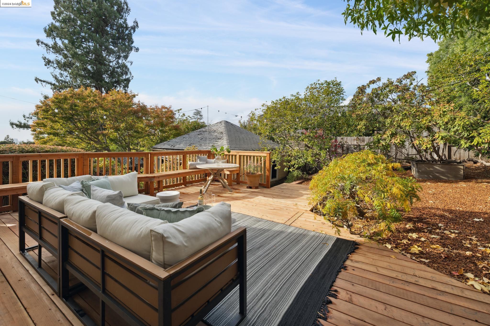 1106 Clarendon Cres.