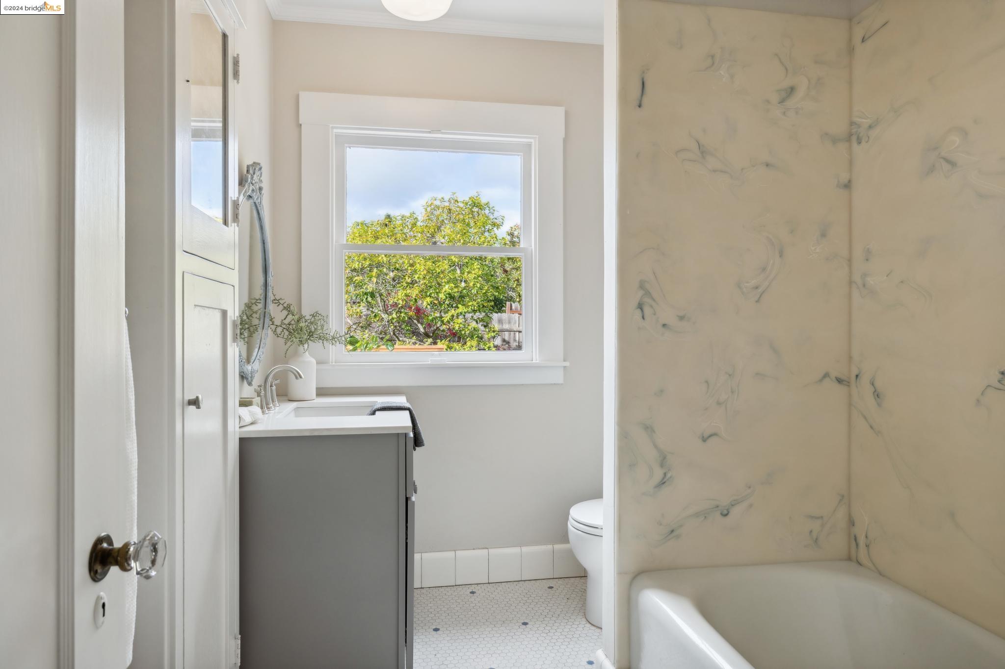 1106 Clarendon Cres.