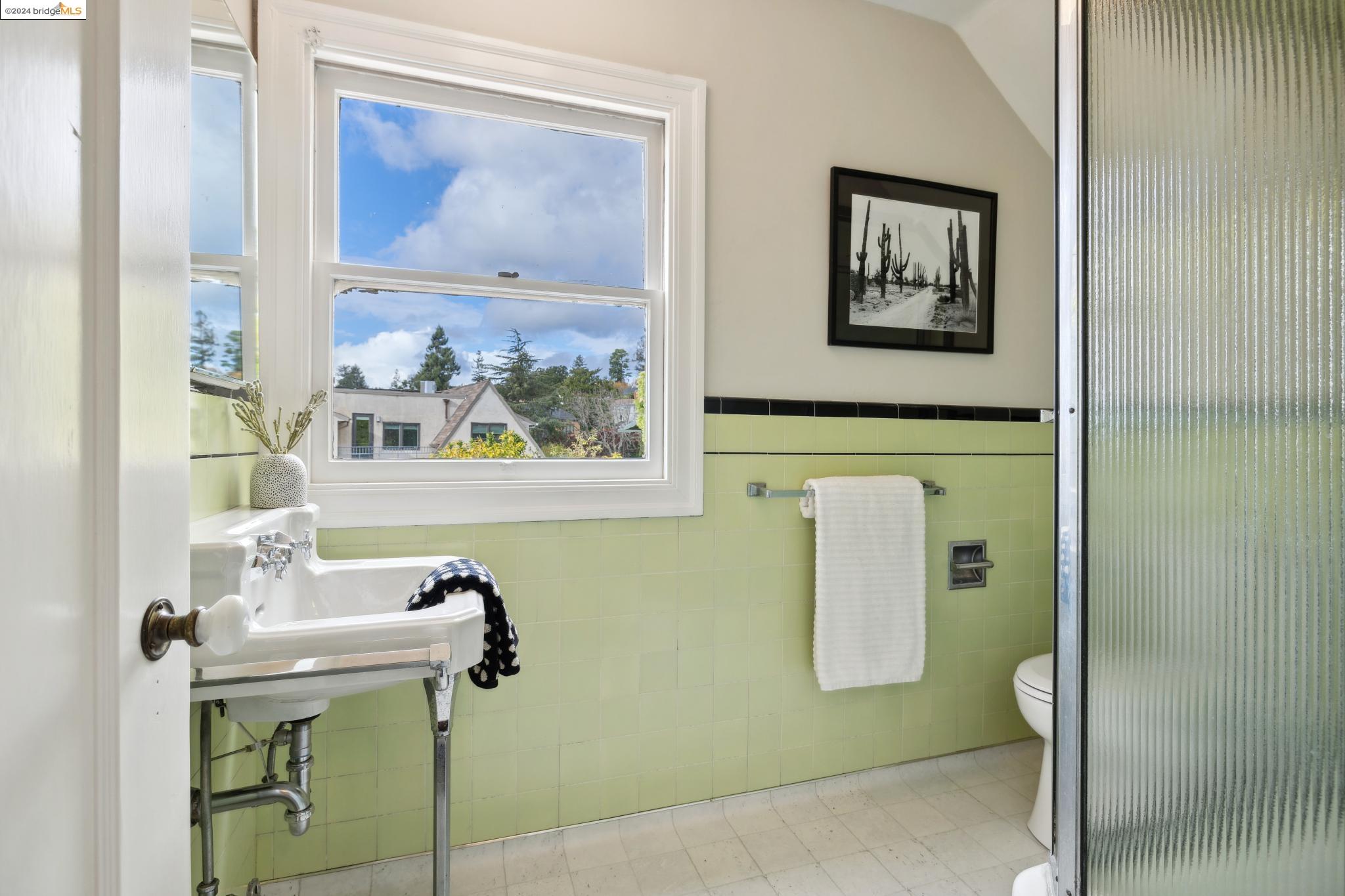 1106 Clarendon Cres.