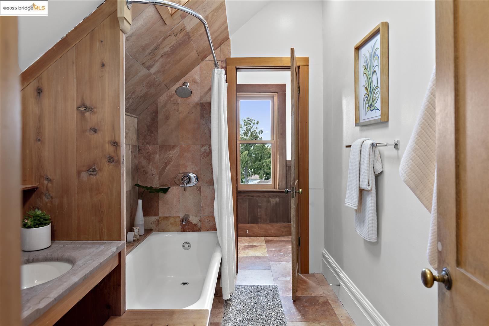 2718 Martin Luther King Jr Way