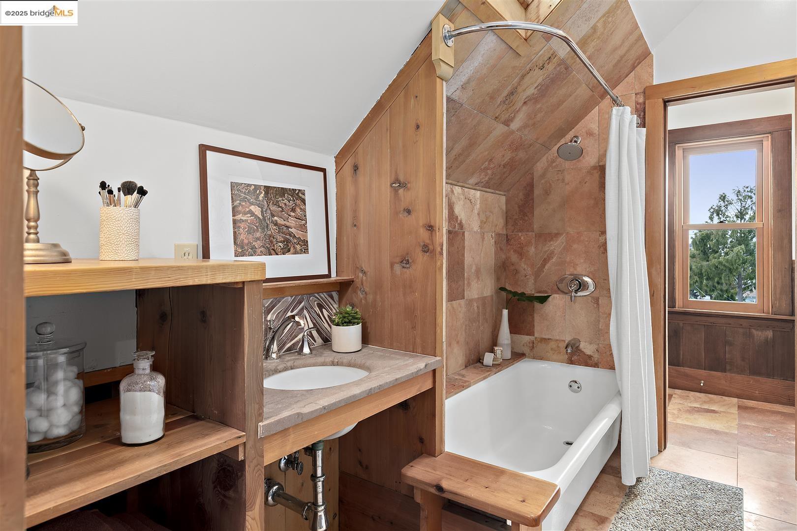 2718 Martin Luther King Jr Way